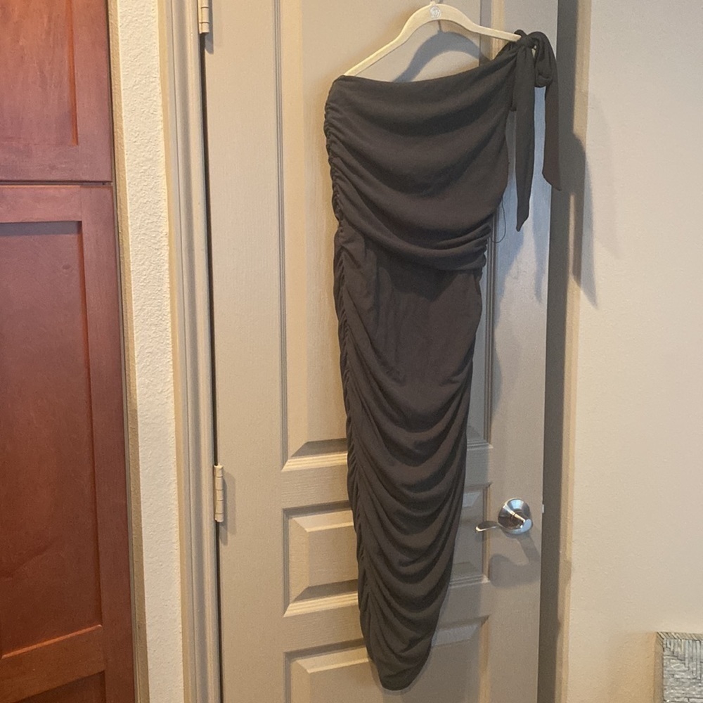Revolves Majorelle dress- moss green color - size medium-one shoulder -brand new - Picture 7 of 10